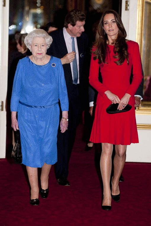 The-Queen-and-Duchess-of-Cambridge-3156529.jpg