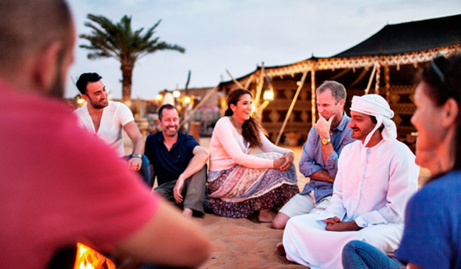 culture_desert_tourists_emirati_and_tourists_near_fire_small.jpg