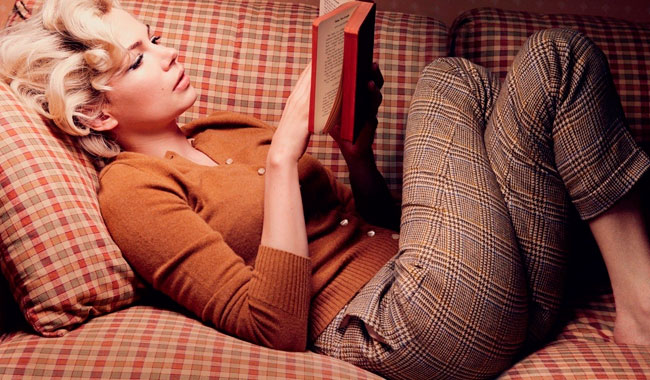 Girls___Beautyful_Girls_Girl_reading_a_book_lying_on_the_couch_043448_.jpg