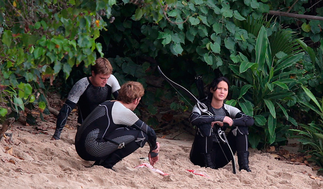 jennifer-lawrence-fish-eating-on-hunger-games-set-03.jpg