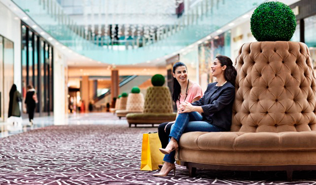 shopping_dubai_mall_two_women_sitting_and_chatting_small.jpg