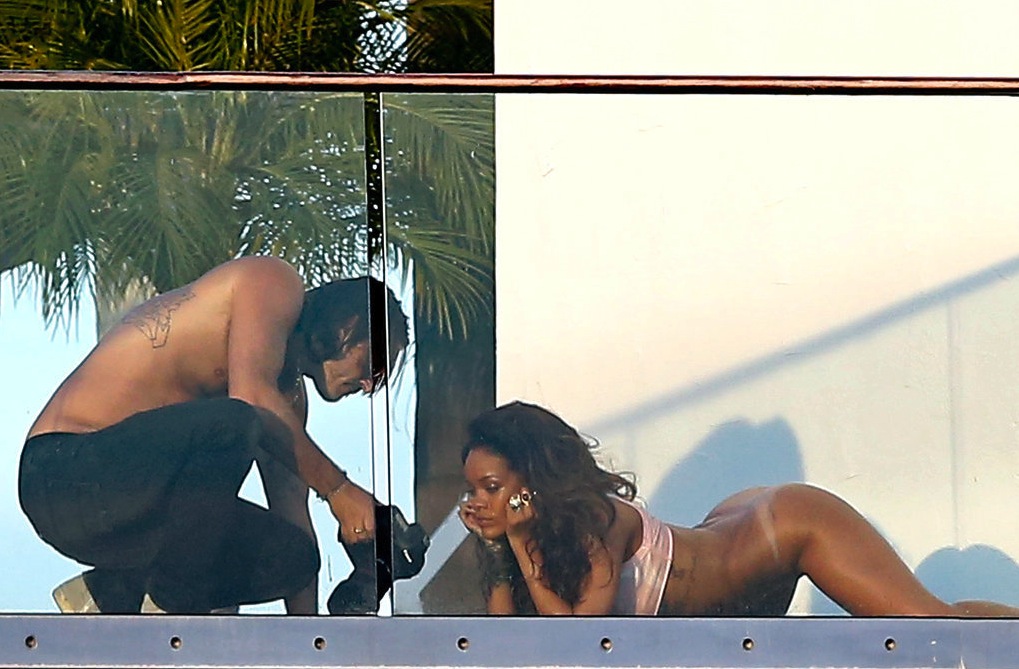 452 Rihanna-Posing-Without-Pants.jpg