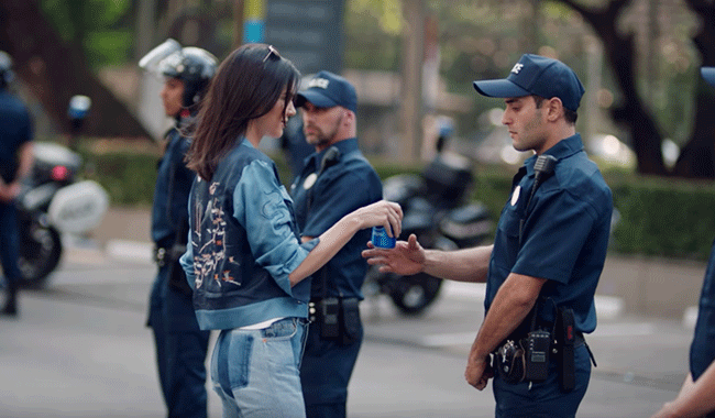 Pepsi-удалили-скандальный-ролик-с-Кендалл-Дженнер.gif