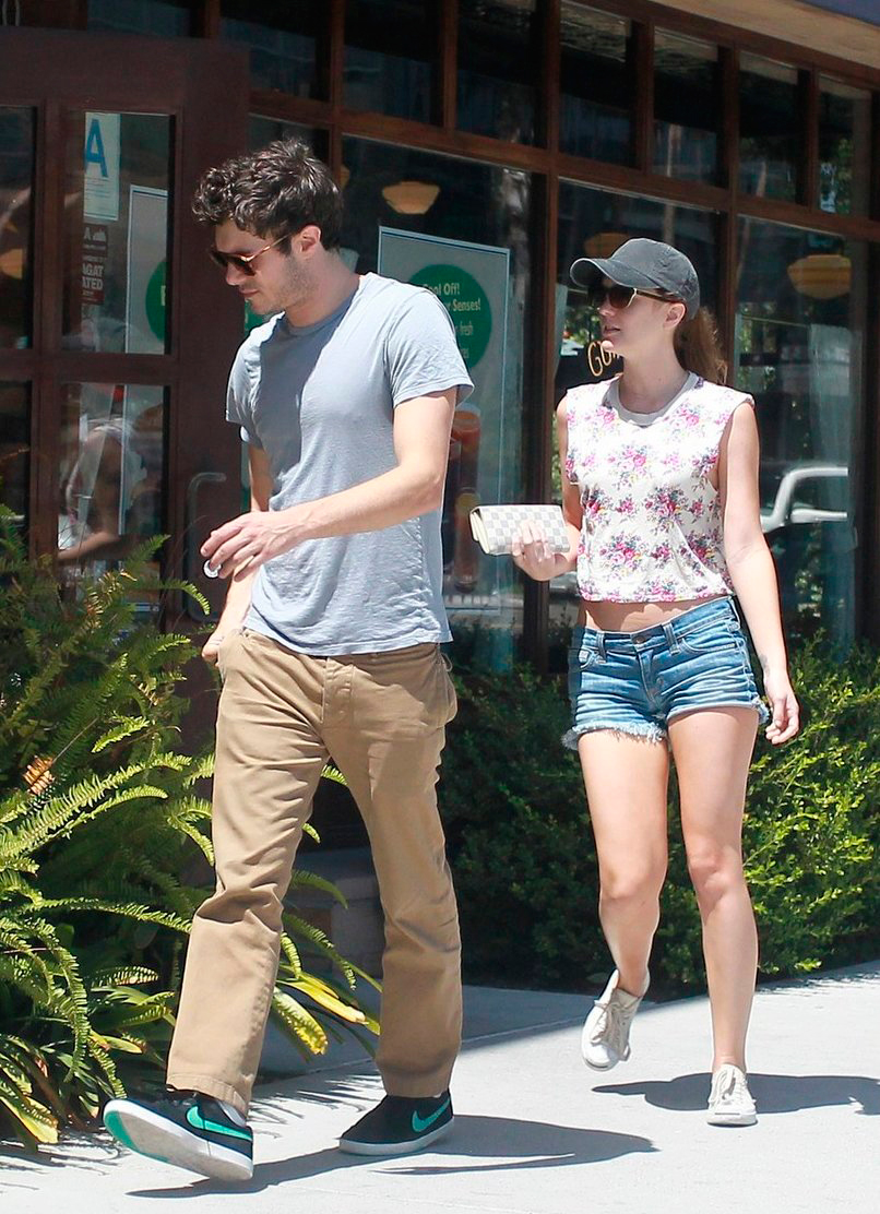 leighton-meester-adam-brody-weekend-breakfast-couple-01_Starbeat.ru.jpg