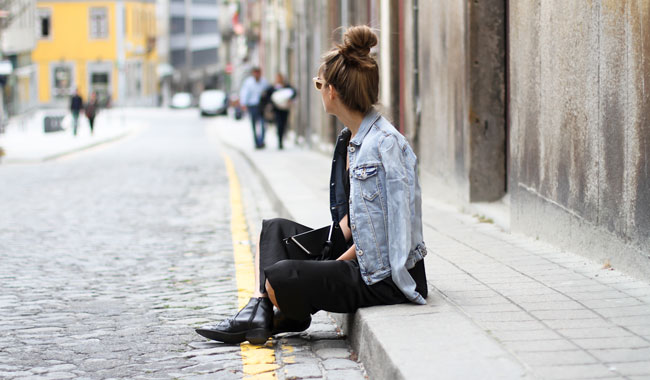 clochet-streetstyle-outfit-black-midi-dress-denim-jacket-cowboy-boots-5.jpg