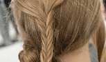 Выделите из них небольшую прядь и сделайте тонкую косичку. 